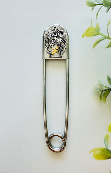 Giant Safety Pin - Peerless Daffodil 1907