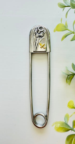 Giant Safety Pin - Daffodil 1950