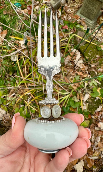 Doorknob photo holder